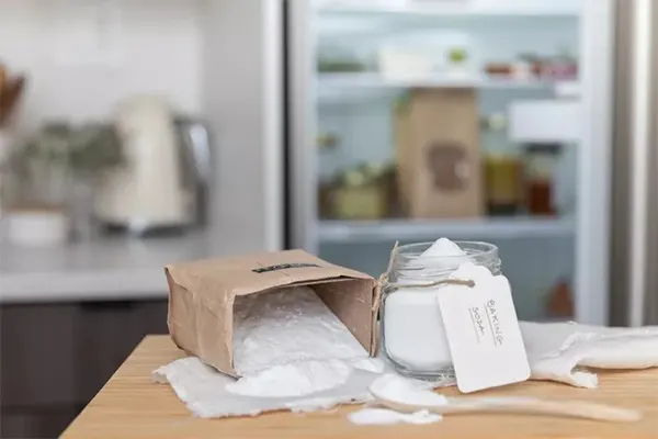 استفاده از جوش شیرین در یخچال برای از بین بردن بوی بد و لکه